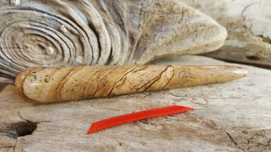 Dzeltenas jašmas nūjiņa nr 2. Izmērs 9.5 x 1.5 cm Oranža bantīte Var nēsāt līdzi somiņā