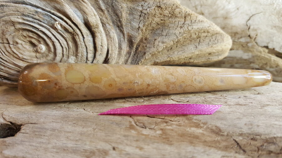 Jašmas nūjiņa ar koraļļu iekļāvumiem nr 3. Izmērs 10 x 1.5 cm Tumši rozā bantīte Var nēsāt līdzi somiņā