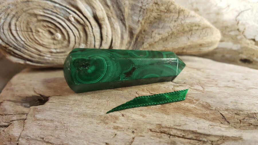 Malahīta masāžas nūjiņa nr 2. Izmērs 5.5 x 2 cm Zaļa bantīte Var arī turēt rokās, lai nomierinātos