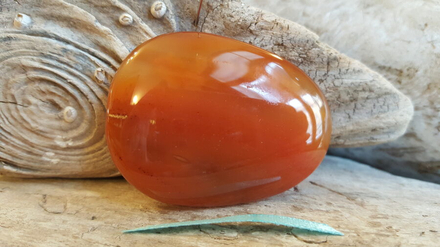 Karneola masāžas lēca nr 6. Izmērs 5 x 3.8 Zila bantīte Lieto sejas masāžai Liek uz ķermeņa