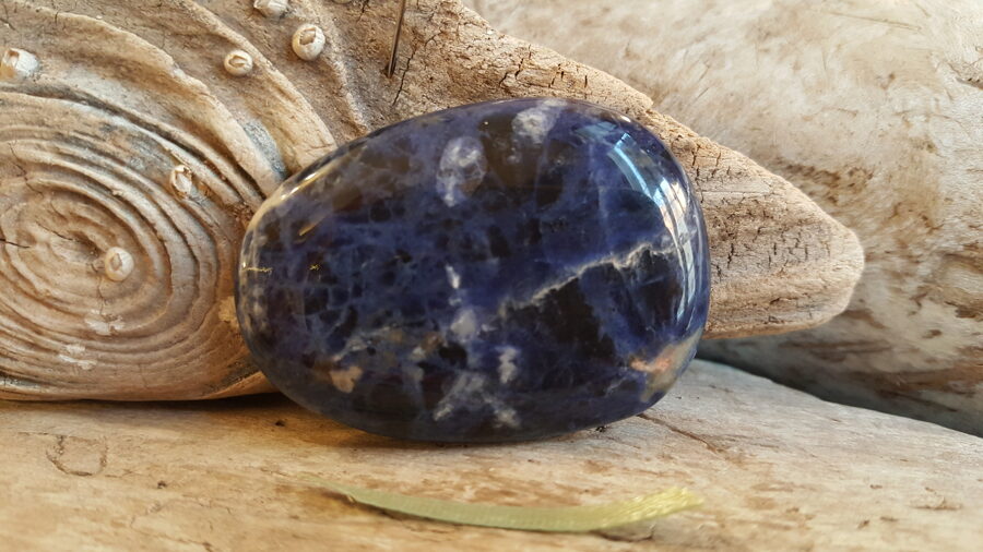 Sodalīta masāžas lēca nr 3. Izmērs 5 x 3.6 cm Gaiši zaļa bantīte Lieto sejas masāžai Liek uz ķermeņa