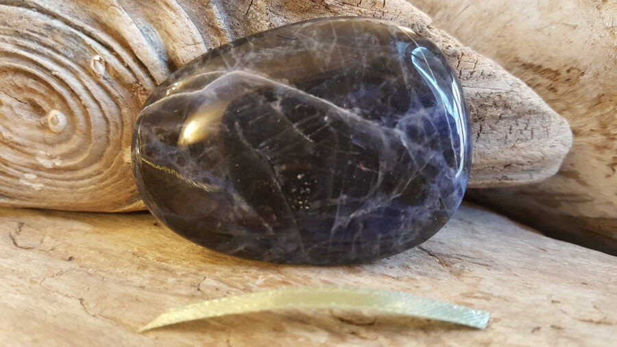 Sodalīta masāžas lēca nr 5. Izmērs 5 x 3.6 cm Dzeltena zaļa bantīte Lieto sejas masāžai Liek uz ķermeņa