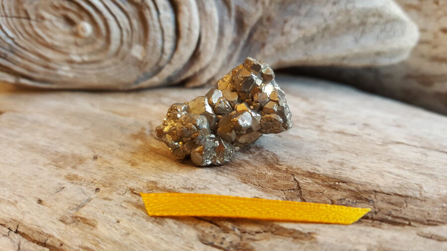 Pirīta kristāls-amulets "Veiksmei" nr 6. Izmērs 2.5 x 1.5 cm Dzeltena bantīte Nolikt uz darba vai mācību galda
