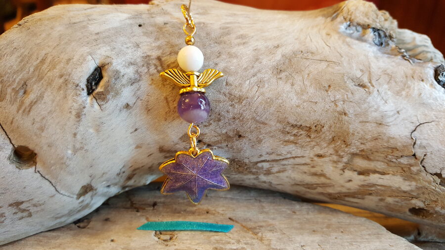 Ametista eņģelis "Lillā lapiņa" nr 1. Izmērs 6.5 cm Zelta krāsas metāls Zila bantīte