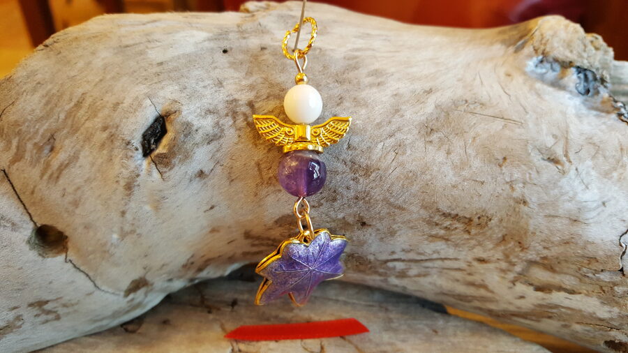 Ametista eņģelis "Lillā lapiņa" nr 2. Izmērs 6.5 cm Zelta krāsas metāls Sarkana bantīte