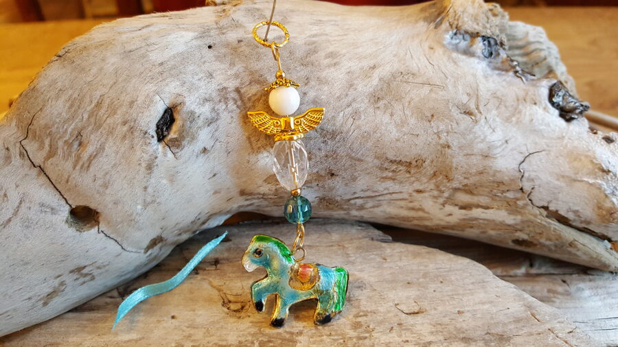 Kalnu kristāla eņģelis "Mīļais zirdziņš" nr 1. Izmērs 8 cm Zelta krāsas metāls Zila bantīte