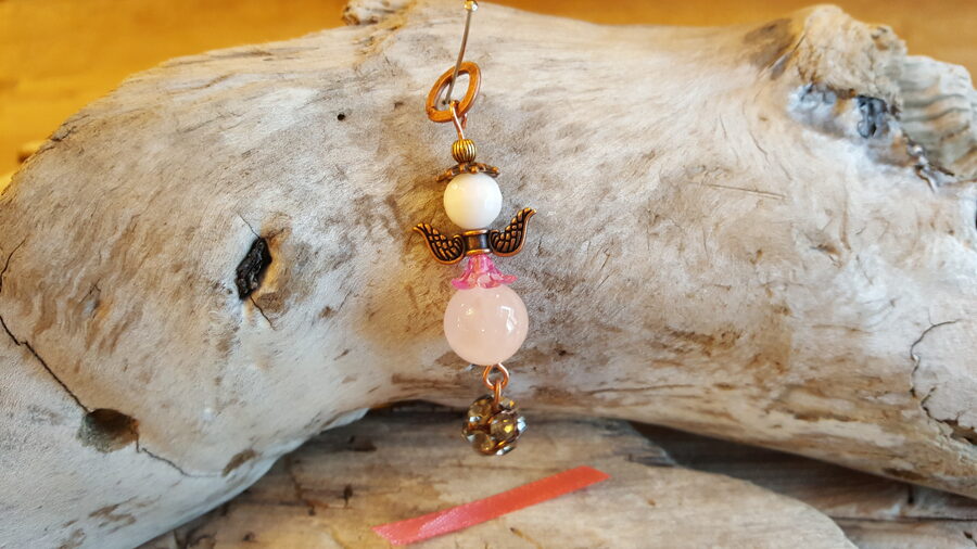 Rozā kvarca eņģelis "Mīlestība" nr 1. Izmērs 6 cm Vara detaļas Rozā bantīte