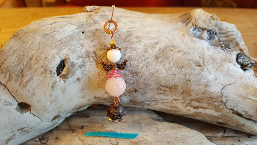 Rozā kvarca eņģelis "Mīlestība" nr 2. Izmērs 6 cm Vara detaļas Zila bantīte