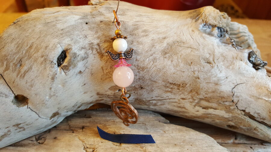 Rozā kvarca eņģelis "Mīlestība" nr 3. Izmērs 7 cm Vara detaļas Tumši zila bantīte