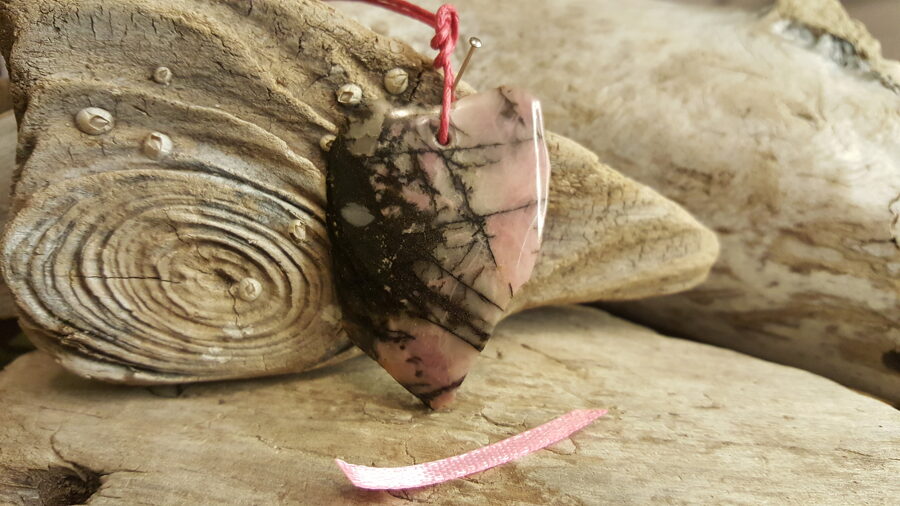 Rodonīta kulons "Sirds dziedinātājs" nr 2. Izmērs 5 x 3.5 cm Komplektā ar rozā auklu Rozā bantīte