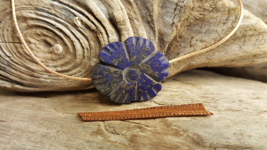 Lazutīta kulons "Puķīte ar auklu" nr 3. Izmērs 2.5 x 2.1 cm Brūna bantīte Matēta