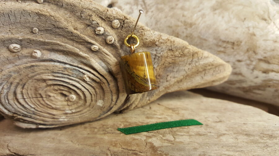 Tīģeracs kulons "Stiprais cilindrs" nr 2. Izmērs 2.3 x 1.5 cm Zaļa bantīte Zelta krāsa Kā kulons kaklā, pie somas, pie atslēgām