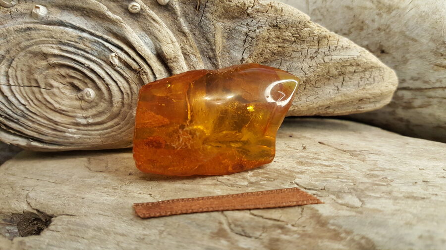 Baltijas dzintara gabals "Saules krātuve" Izmērs 4 x 2.5 x 1 cm Brūna bantīte