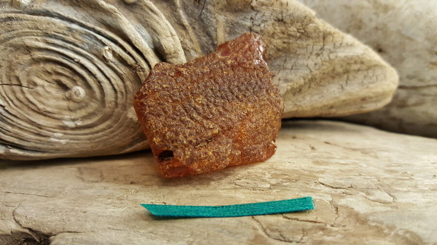 Baltijas dzintars Nepulēts "Senās atmiņas par jūru" Izmērs 3 x 3 x 1 cm Zaļa bantīte