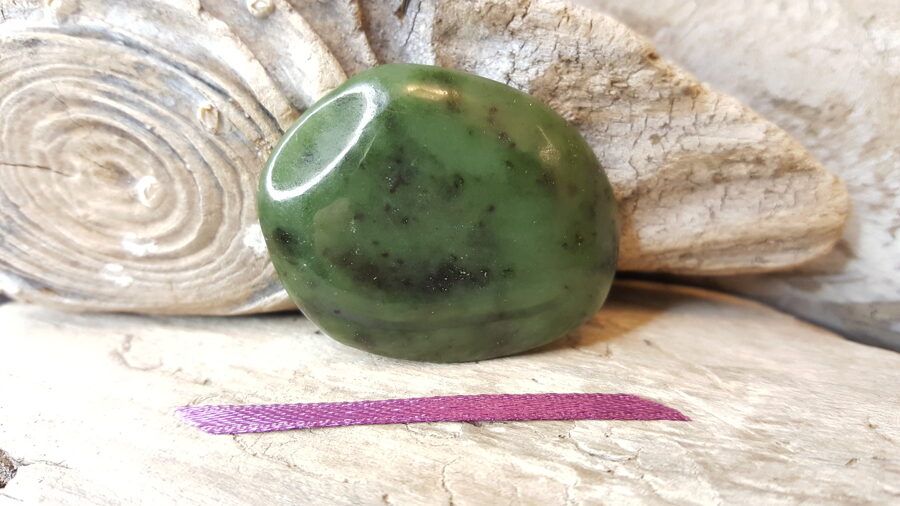 Plakans nefrīta olis masāžai "Nomierinošais" nr 3. Izmērs 4 x 3 x 0.5 Lillā bantīte Var nēsāt somā