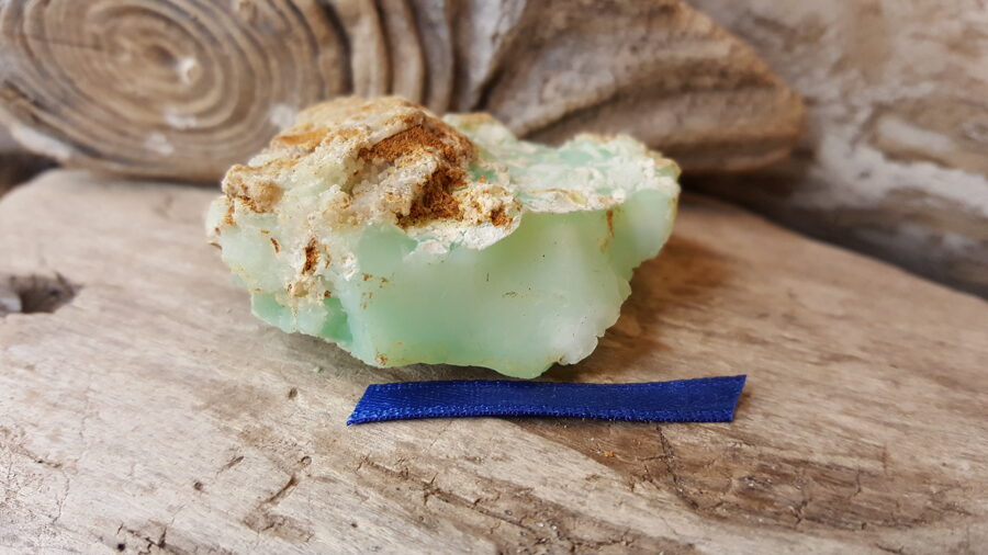 Neapstrādāts hrizoprazs ""Labs bizness" nr 5. Izmērs 5 x 4.5 x 1.5 cm Tumši zila bantīte Atbalsta biznesu - kabinetā uz galda