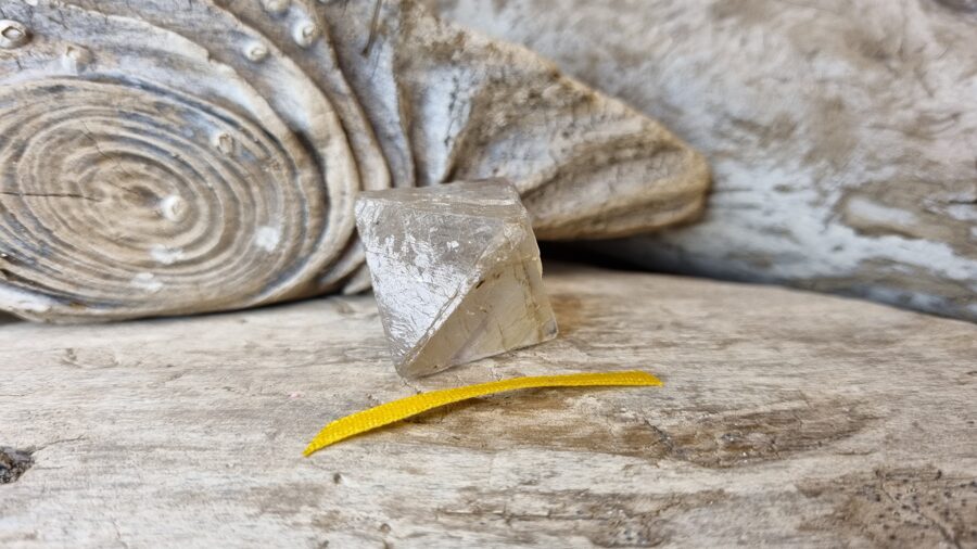 Dabīgs caurspīdīgs fluorīta kristāls nr 2. Izmērs 3 x 3 cm Dzeltena bantīte