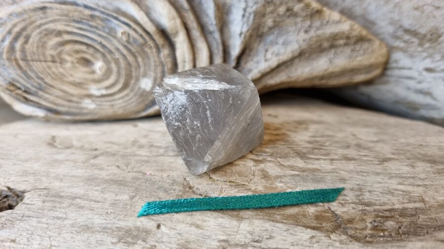 Dabīgs caurspīdīgs fluorīta kristāls nr 3. Izmērs 3 x 3 cm Zaļa bantīte