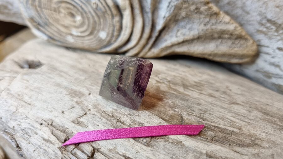Dabīgs violets fluorīta kristāls nr 2. Izmērs 2.5 x 2 cm Rozā bantīte