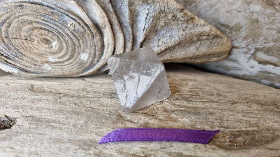 Dabīgs caurspīdīgs fluorīta kristāls nr 1. Izmērs 2.5 x 3 cm Lillā bantīte