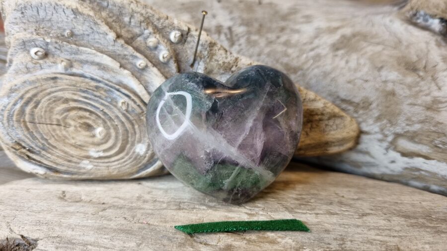 Fluorīta sirds "Mīlestība uzvar" nr 1. Izmērs 4.5 x 4 cm Zaļa bantīte Ar dabīgiem iekļāvumiem