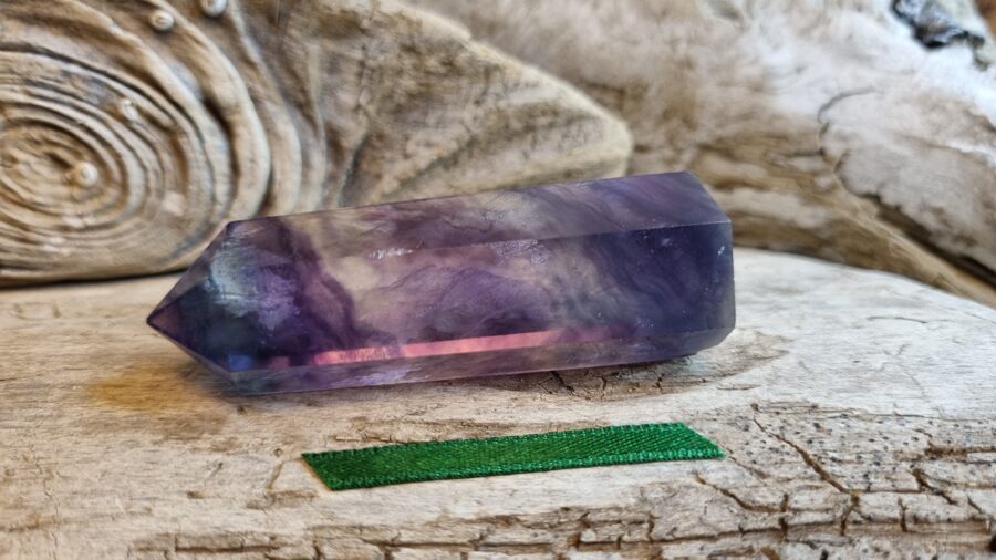 Fluorīta prizma "Enerģijai un aizsardzībai telpās" nr 3. Izmērs 7.5 x 2 cm Zaļa bantīte Ar dabīgiem iekļāvumiem