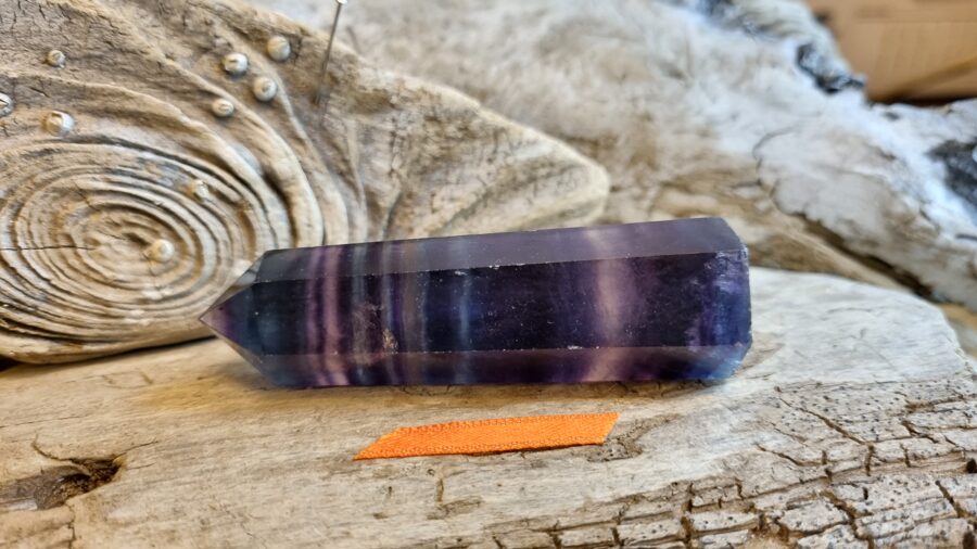 Fluorīta prizma "Enerģijai un aizsardzībai telpās" nr 6. Izmērs 7.8 x 2 cm Oranža bantīte Ar dabīgiem iekļāvumiem