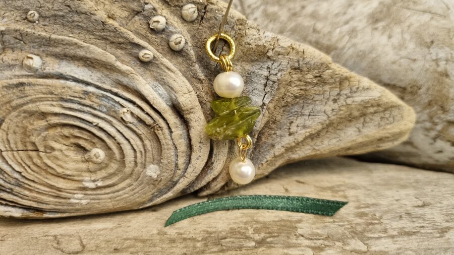 Peridota kulons "Pērlīte" Izmērs 3.5 x 1 cm Zaļa bantīte Zelta krāsa