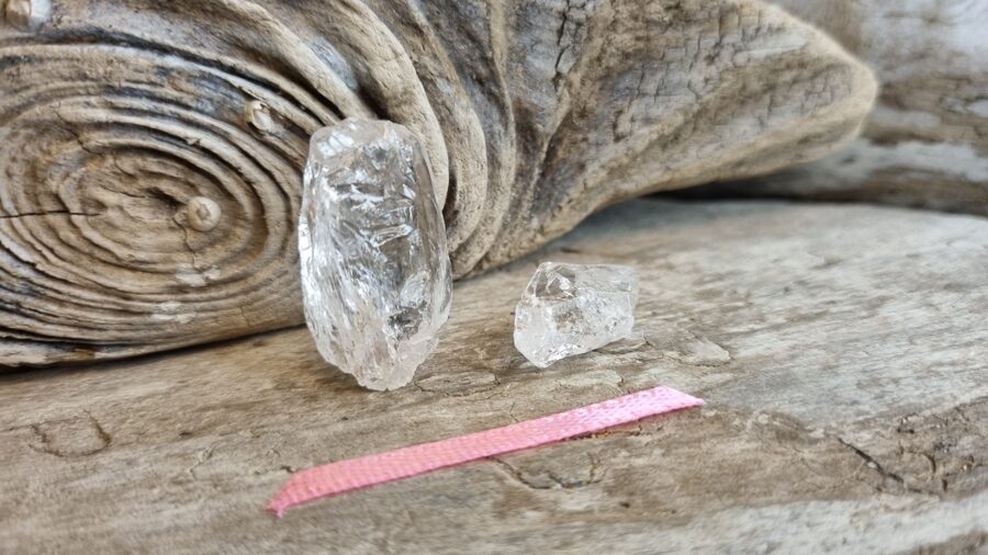 Danburīta kristāli "Dzīves uzlabošanai" nr 3. Izmērs 2.5 x 1.5 cm + 1.5 x 1 cm Rozā bantīte Ar dabīgiem nobrāzumiem