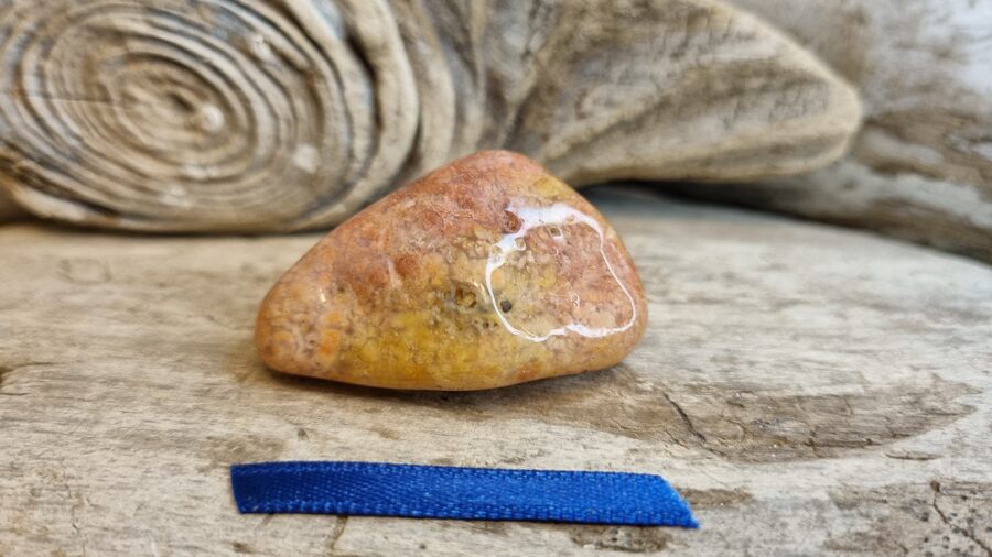 Rozā sūnu ahāta olis "Skaistais" nr 4. Izmērs 4 x 3 x 1.5 cm Izcelsme Indija Zila bantīte Nēsāt somā kā aizsargamuletu