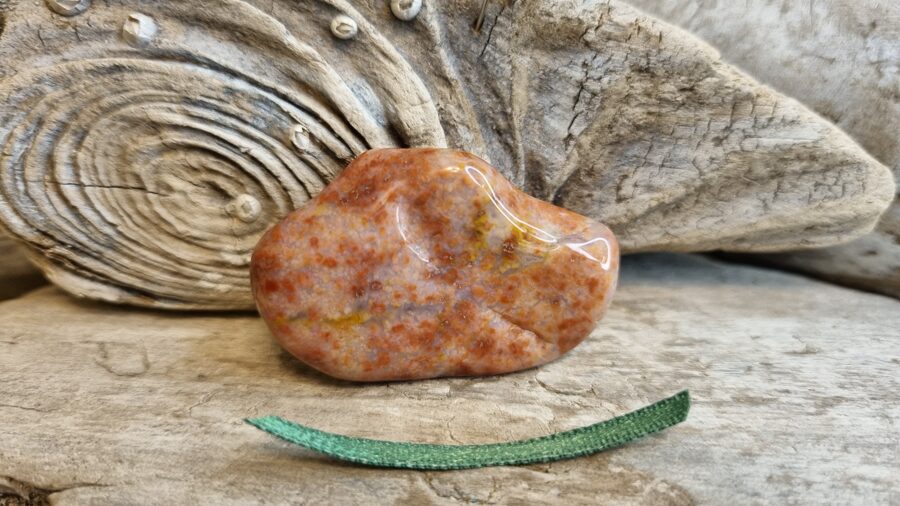 Rozā sūnu ahāta olis "Skaistais" nr 5. Izmērs 4 x 3 x 0.5 cm Izcelsme Indija Zaļa bantīte Nēsāt somā kā aizsargamuletu