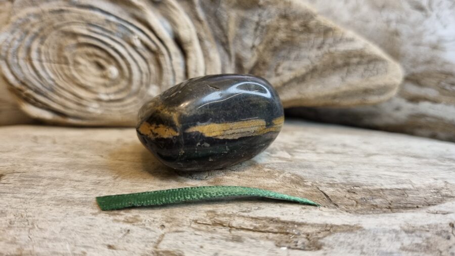 Liels oniksa olis "Atbalsts ikdienā" nr 5. Izmērs 3 x 3 x 2 cm Zaļa bantīte Masāžai Nēsāt somā