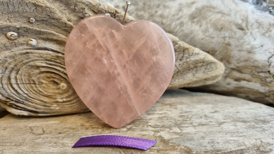 Rozā kvarca sirds "Atrast mīlestību" nr 4. Izmērs 5 x 5 x 0.5 cm Lillā bantīte