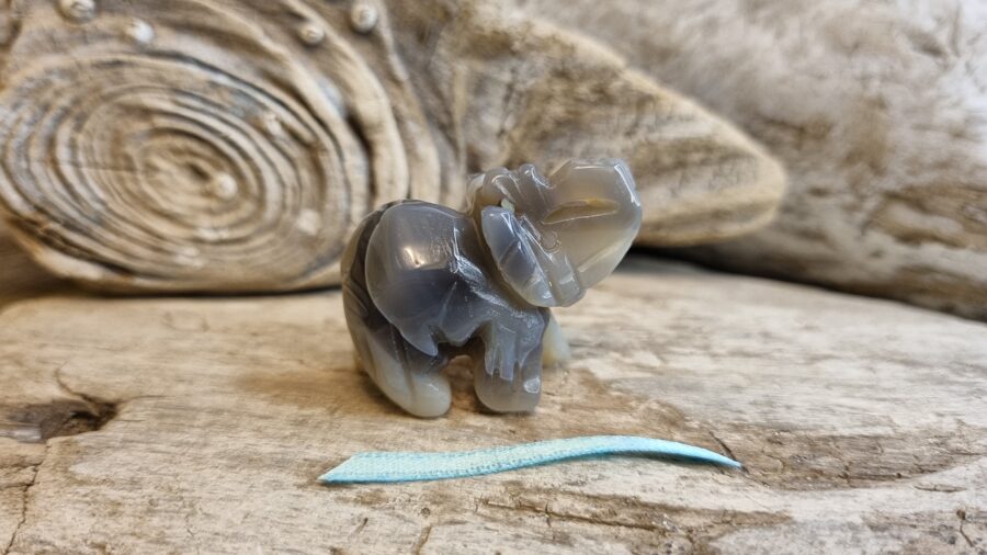 Ahāta figūra "Mīļš draugs zilonis" nr 3. Izmērs 3.5 x 2.5 cm Gaiši zila bantīte