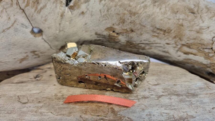 Pirīta prizma "Stabili ienākumi" Izmērs 6 x 2.3 cm Rozā bantīte Peru