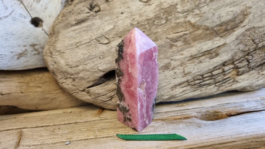 Extra kvalitātes rodohrozīta prizmas no Peru nr 1. Izmērs 5.5 x 1.5 cm Zaļa bantīte Sakārto attiecības Novietot dzīvojamā istabā No Argentīnas