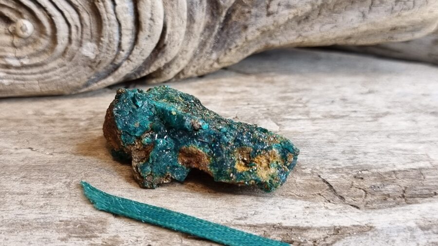 Dioptaza dabīgs kristāls nr 1. Extra kvalitāte Izmērs 3.5 x 2 x 1 cm Zaļa bantīte Pārticības akmens Kongo atradnes