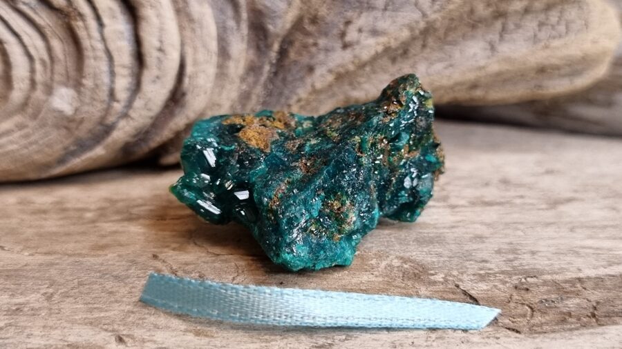 Dioptaza dabīgs kristāls nr 4. Extra kvalitāte Izmērs 3.2 x 2 x 1.5 cm Zila bantīte Pārticības akmens Kongo atradnes