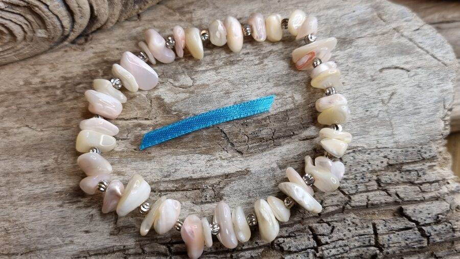 Perlamutra rokassprādze nr 1. Izmērs 17.5 cm Zila bantīte