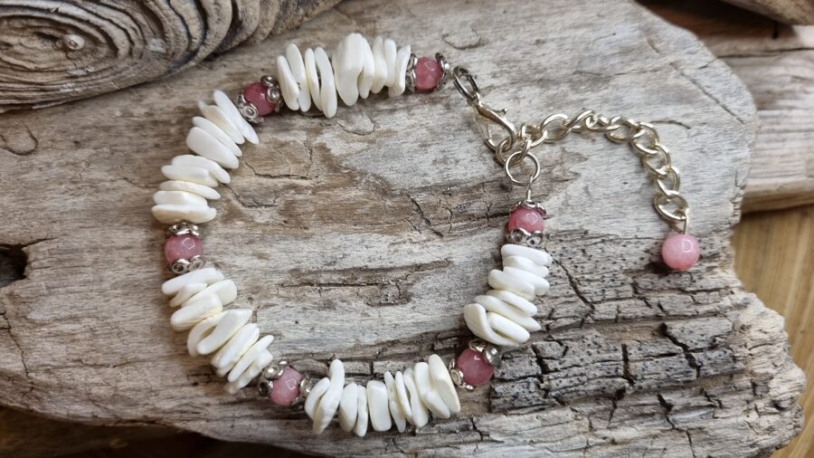 Perlamutra rokassprādze nr 3. ar rozā stikla bumbiņām  Izmērs 17.5 cm + ķēdīte Sudraba krāsas metāls