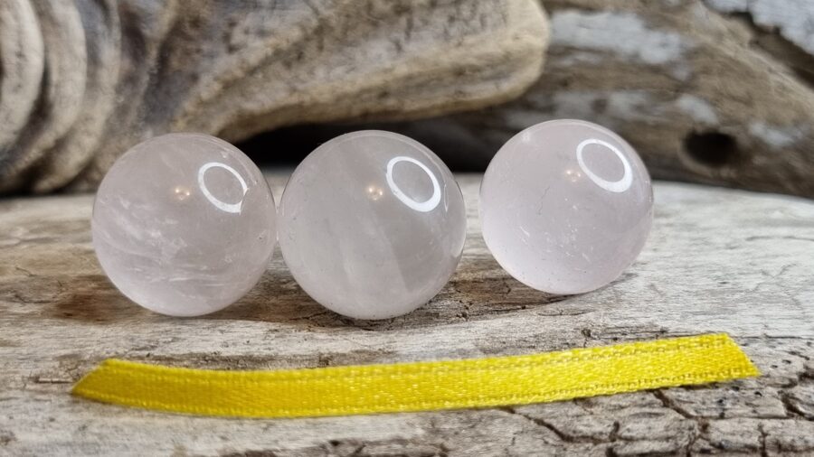 Rozā kvarca lodītes "Atbrīvoties no stresa" nr 2. Izmērs 1.5 cm Dzeltena bantīte Virpināt rokās