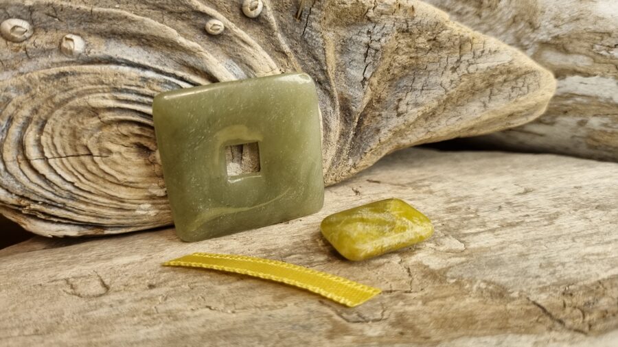 Serpentīna komplekts "Pārītis" nr 2. Izmērs 3 x 3 cm un 1.7 x 1.2 cm Dzeltena bantīte Nēsāt somiņā Masāžai