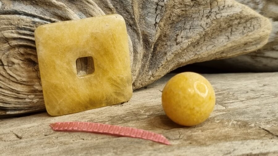 Dzeltenā kalcīta komplekts "Izaugsme" nr 3. Izmērs 3 x 3 cm lode 1.5 cm Rozā bantīte