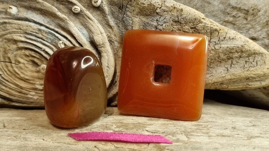 Karneola komplekts bērnam nr 1. Izmēri 2.5 x 1.5 un 3 x 3 cm Rozā bantīte Enerģijai un priekam