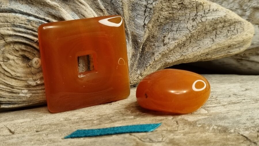 Karneola komplekts bērnam nr 2. Izmēri 2.5 x 2 un 3 x 3 cm Zaļa bantīte Enerģijai un priekam