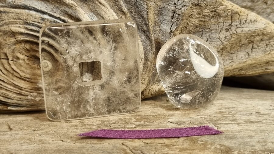 Komplekts Kalnu kristāls "Dzidrais" nr 3. Izmērs 3 x 3 un 2.5 x 2 cm Lillā bantīte Ar dabīgiem iekļāvumiem un iespiedumiem