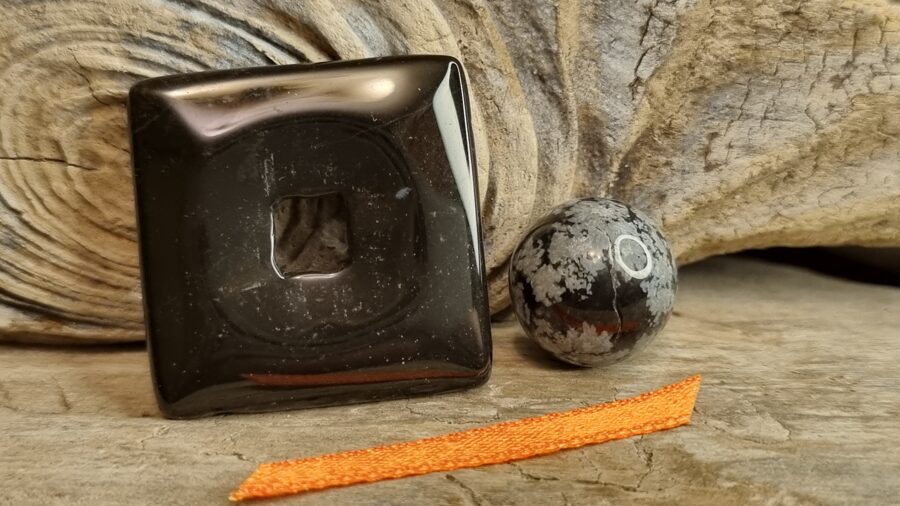 Obsidiāna komplekts "Aizsardzība" nr 2. Melns obsidiāns 3 x 3 cm Sniega obsidiāna lode 1.5 cm Oranža bantīte 
