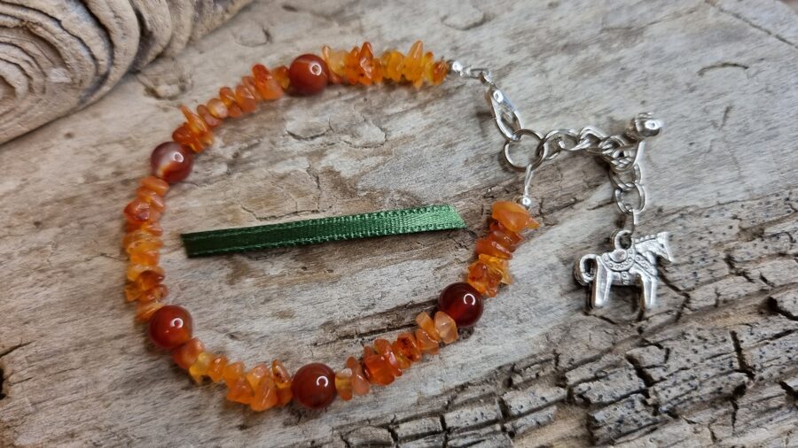 Karneola rokassprādze "Zirdziņš" Izmērs 15 +  cm Sudraba krāsas metāls Zaļa bantīte