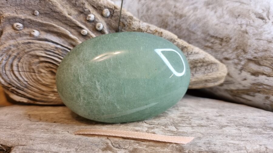 Liels avanturīna masāžas gabals Izmērs 6 x 4 x 0.8 cm Gaiša bantīte Lieto sejas un ķermeņ masāžai