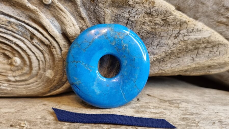 Magnezīta (krāsots) kulons-aplis nr 2. Izmērs 3 cm Tumši zila bantīte Somiņā Masēt seju